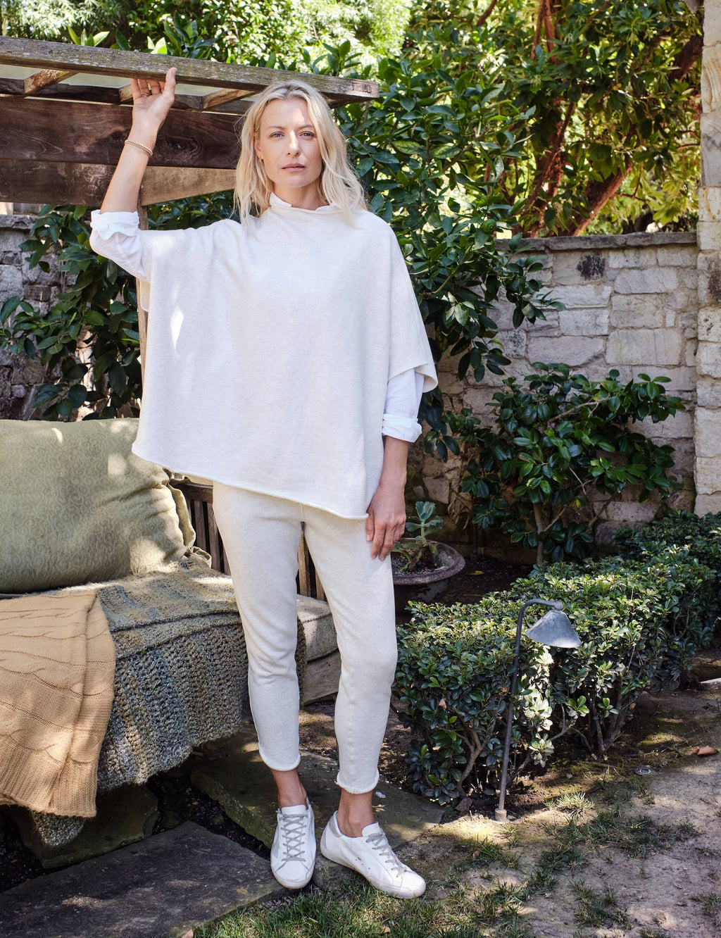 White Capelet G47079